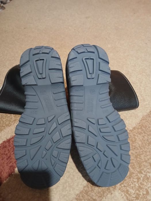 Продам зимнюю спец одежду. Штаны, куртка, сапоги. В отличном состоянии