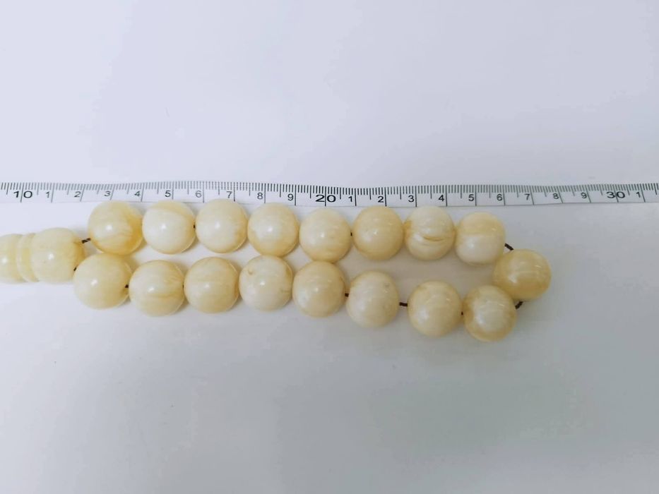 Vechi rozariu din chihlimbar baltic alb (butter amber) natural, rar