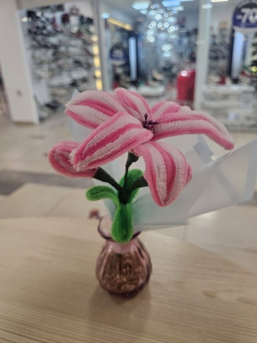 Crini handmade în vază de sticlă