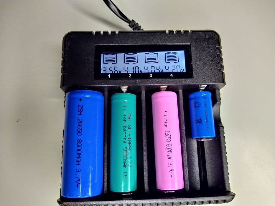 Incarcator  cu DISPLAY 4 Porturi 4.2v Li-Ion 18650/26650 Camping