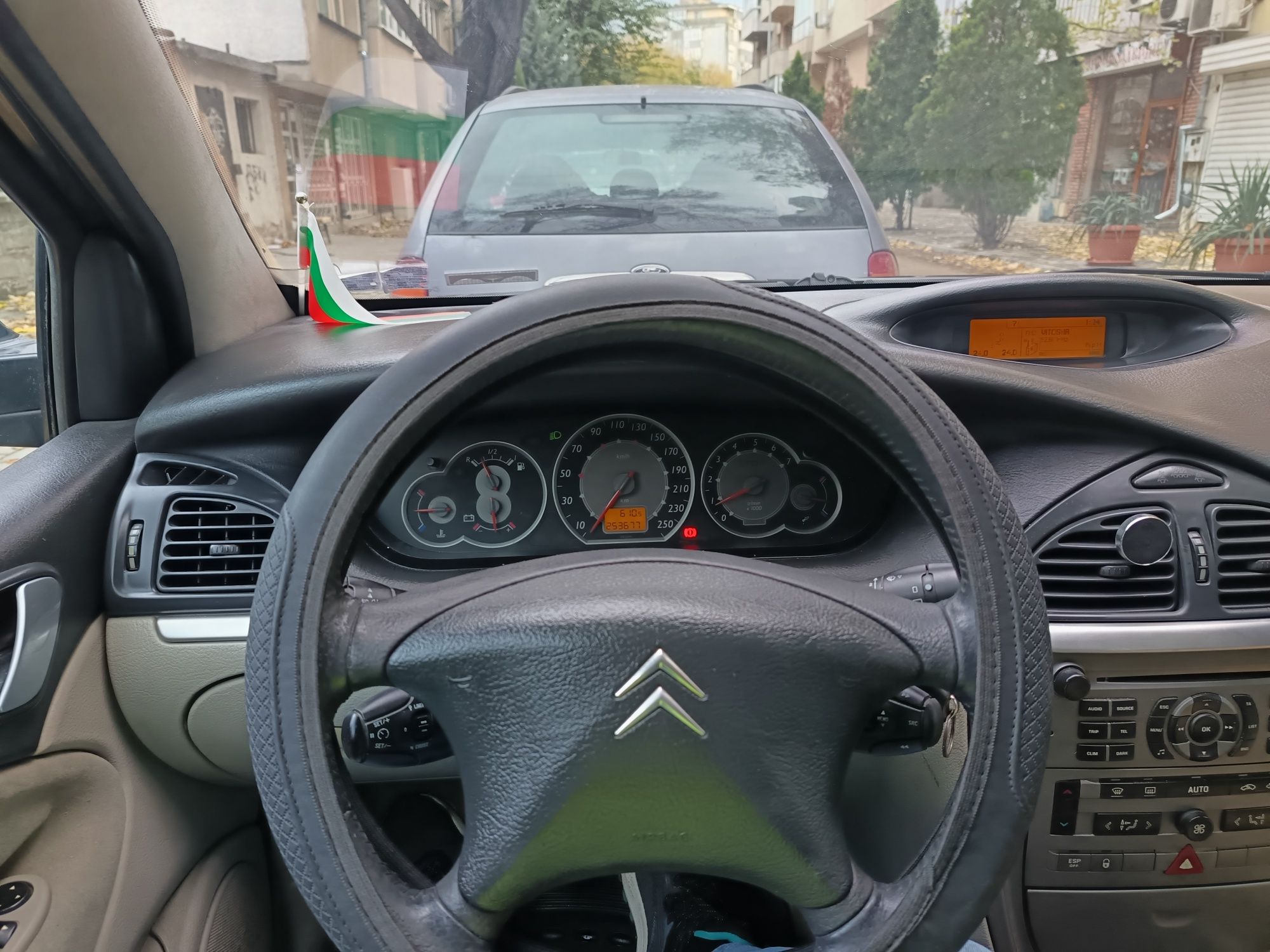 Автомобил под наем седмично