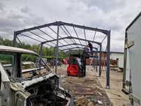 Hale pe structura metalica