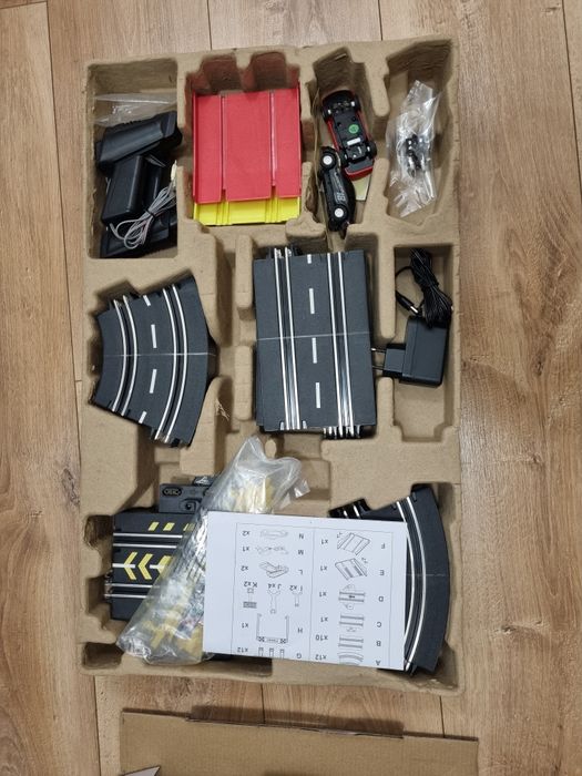 Set pista de curse cu 2 masinute electrice