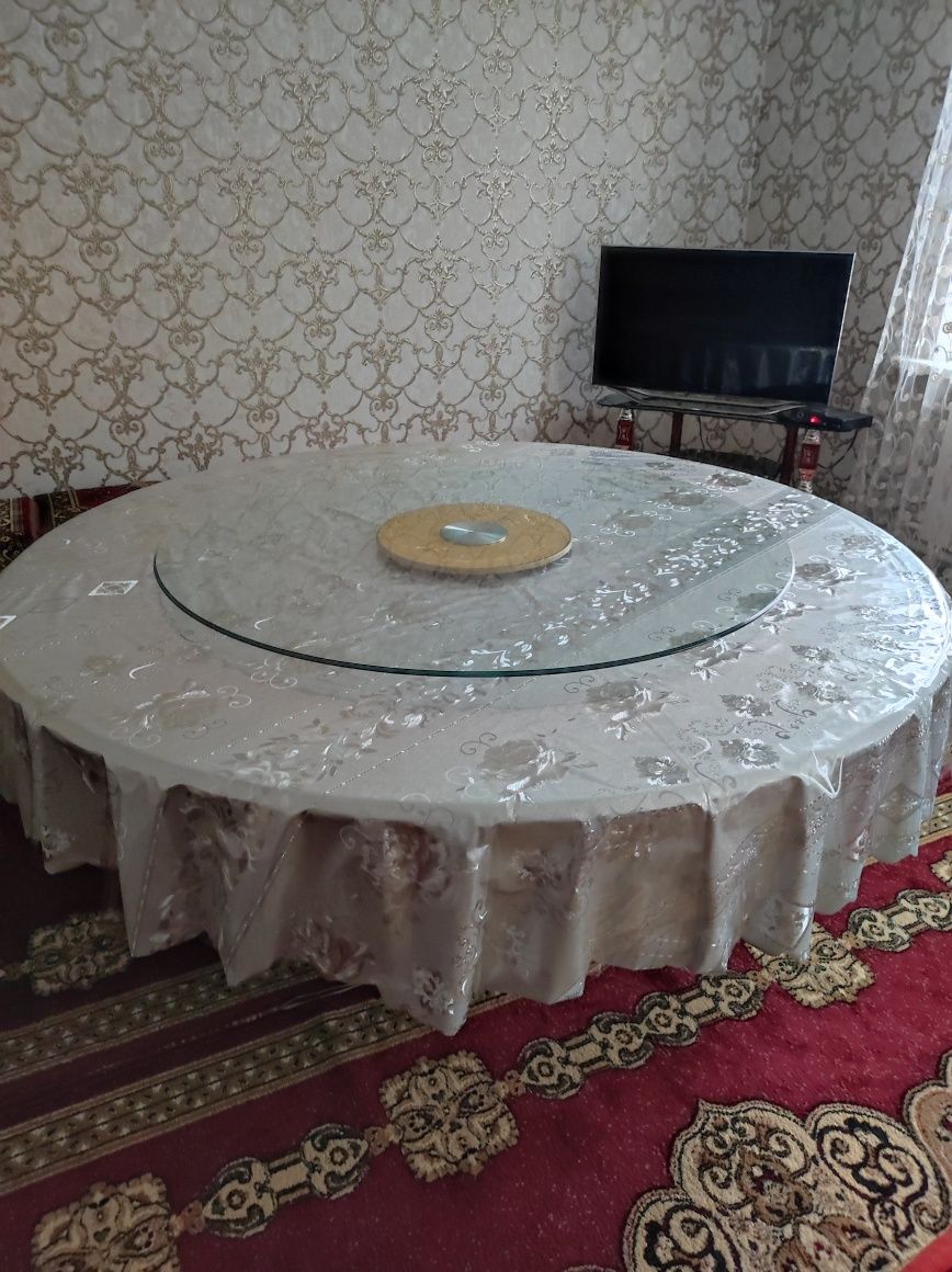 Круглый стол для гостинной
