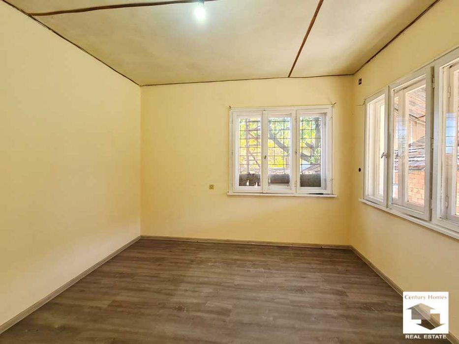 140329 Къща с равен двор и кладенец, в добро състояние, в с. Дъскот