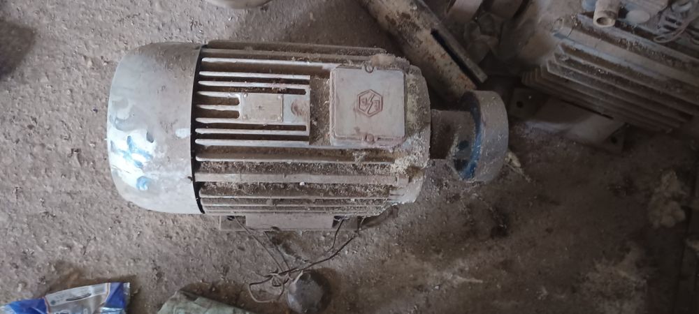 Vând motoare trifazice