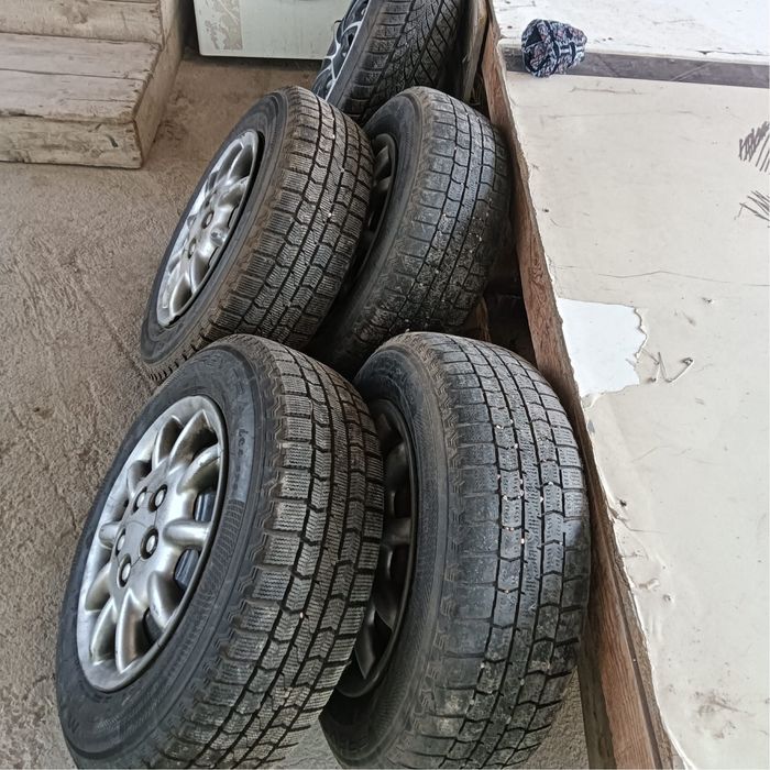 Есть 4 шт комплект R14 шины от Toyota carin e, с дисками и колпачками