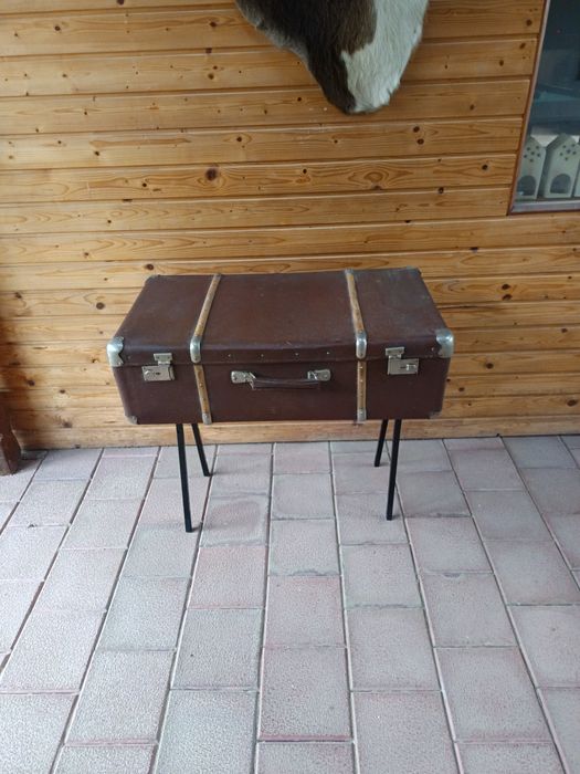 Valiza veche cu picioare metalice