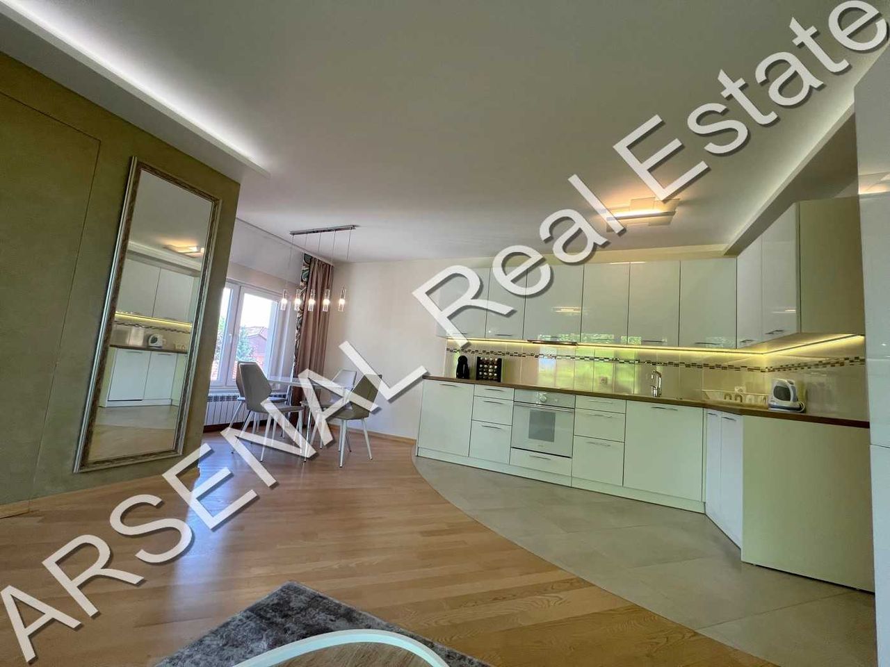 Дава се под наем Тристаен апартамент в София, Витоша - 130 кв.м за 750 € - Снимка #1