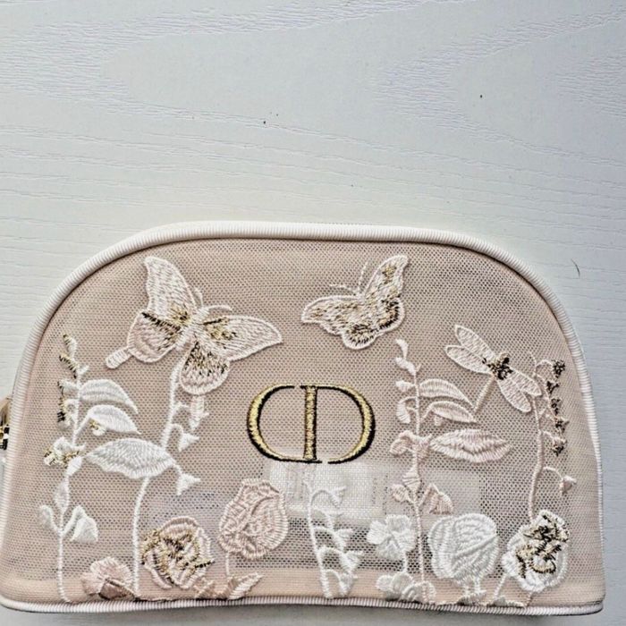 Чантичка козметична на Dior и гримове
