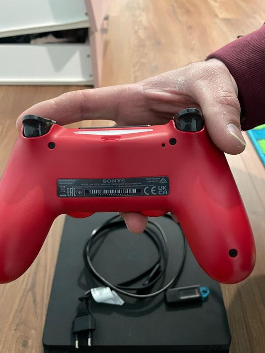 Sony PS4 Slim 1TB modat + controller original roșu + stick USB