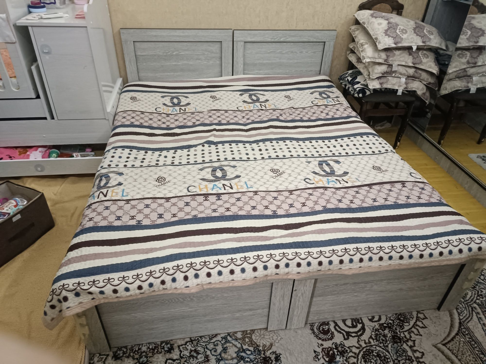 Спальный кравать