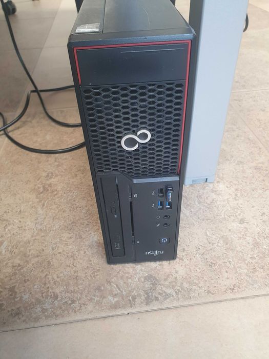 Продавам компютър Fujitsu Esprimo C720 ,windows 11, i5 ,SSD , 8GB