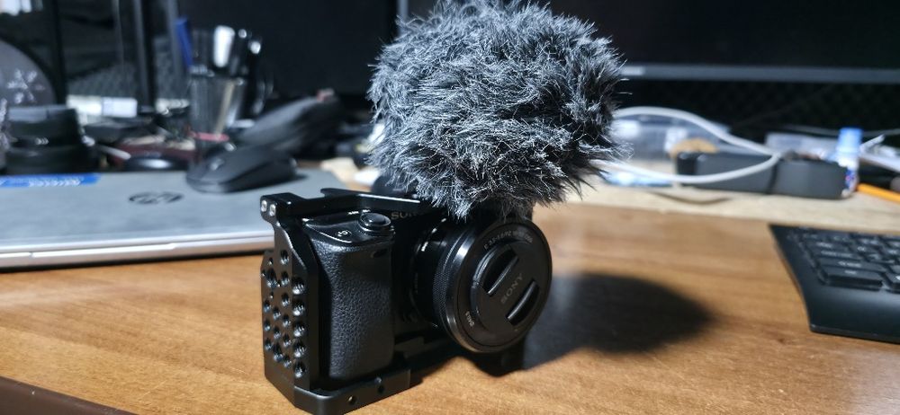 Sony A6300 cage si microfon 2 baterii!