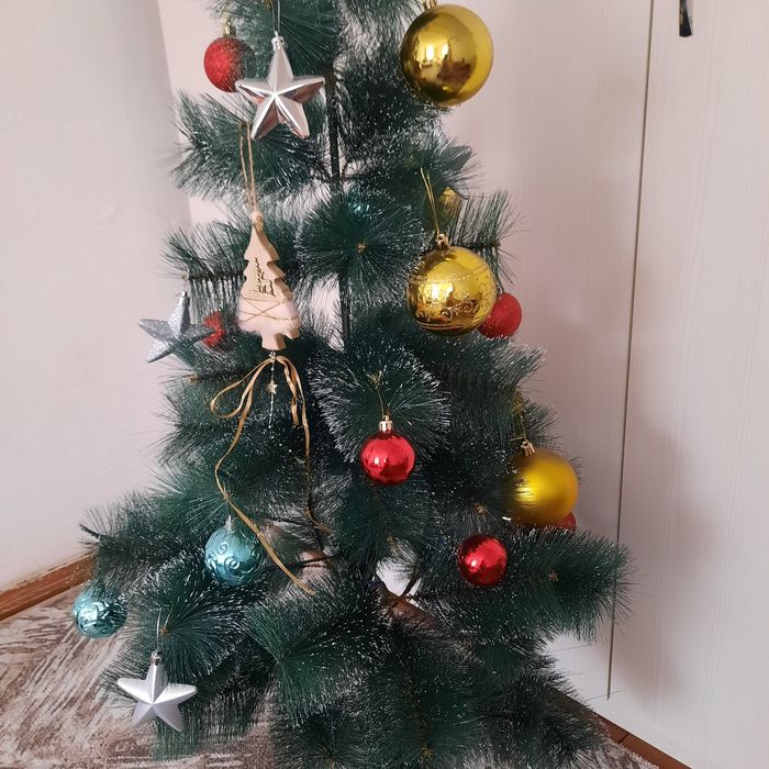 Продам елку вместе с игрушками, 120 см.