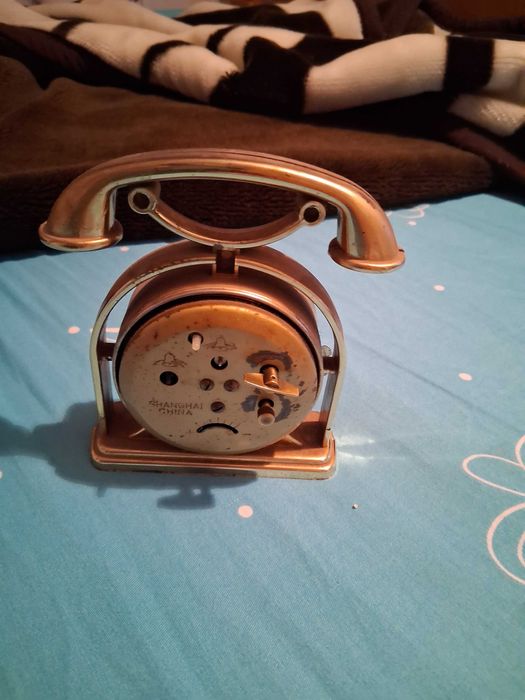 Ceas mecanic vechi de masă