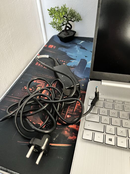 Vand laptop hp cu mici probleme