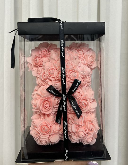 Ursuleț realizat din trandafiri din spuma