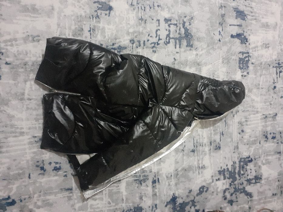 Kurtka yaxshi zor yaxshi issiq tutadi xolati yaxshi yomgir orkaz maydi