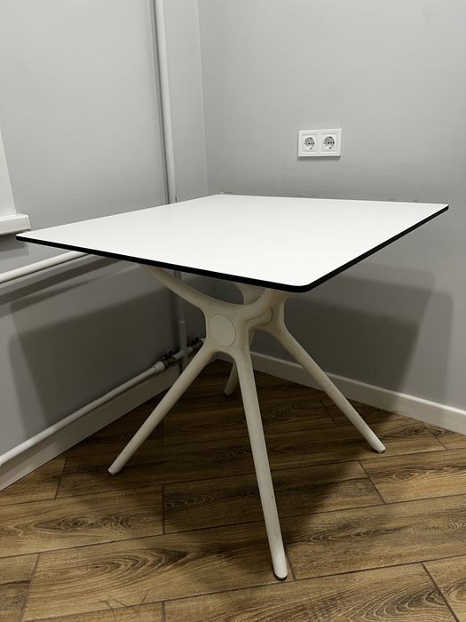 Белый кухонный стол