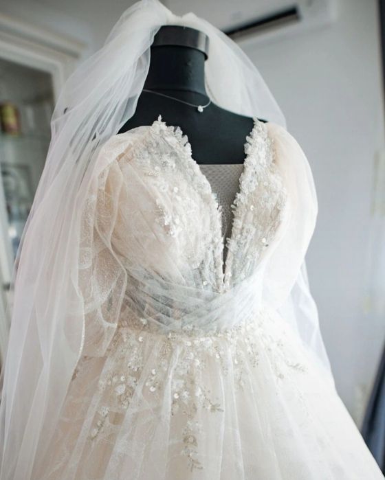 Rochie de mireasă cu trenă și corset