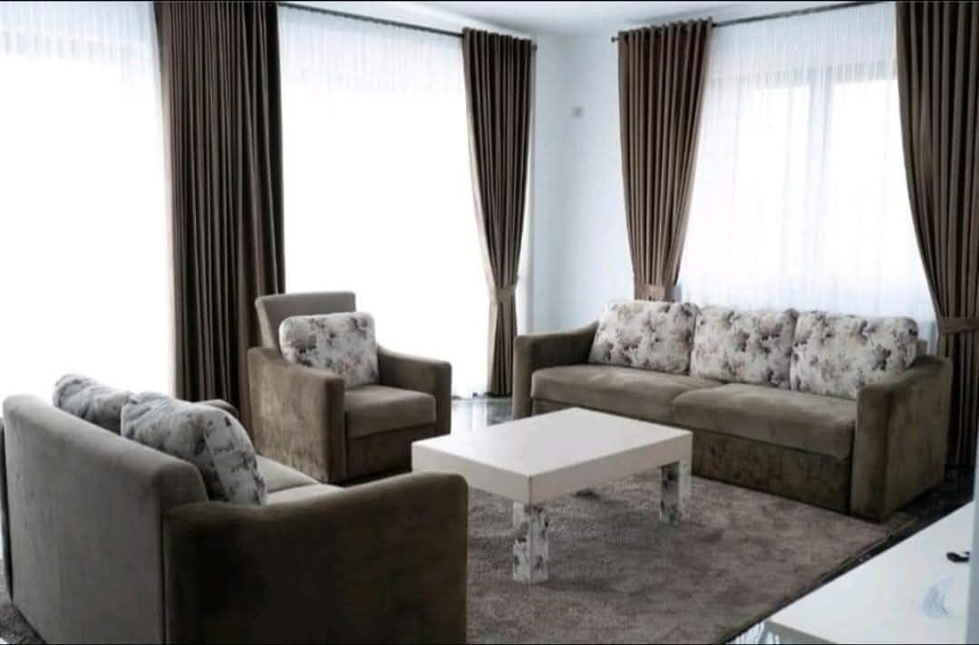 Apartament 3 camera decomandat cu curte proprie de 80 mp.