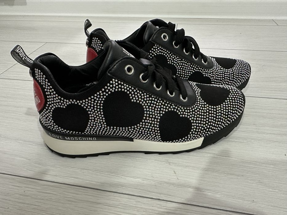 Sneakers Love Moschino