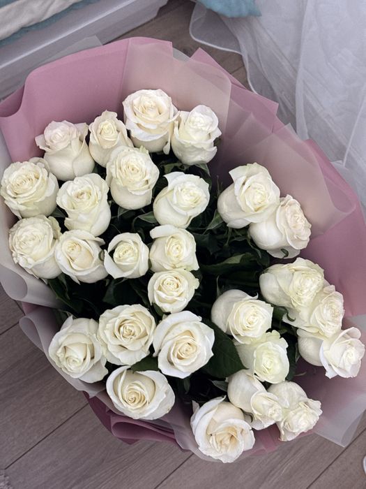 Белые метровые розы