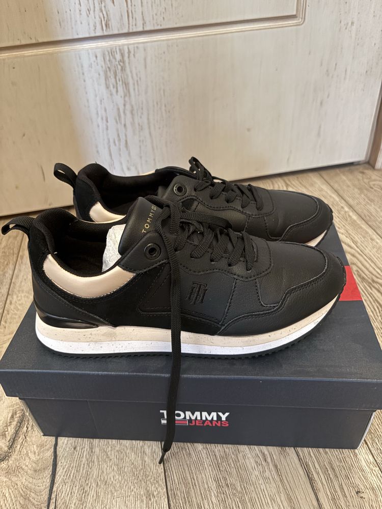 Спортни обувки Tommy Hilfiger