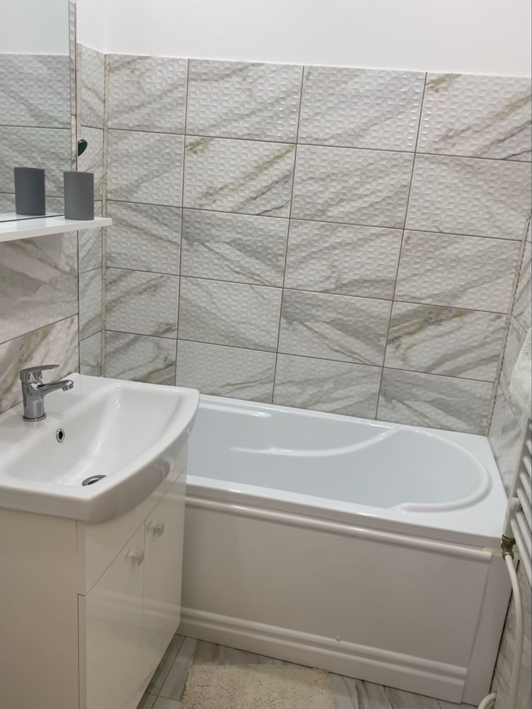 Inchiriez apartament cu 3 camere, zona Cina