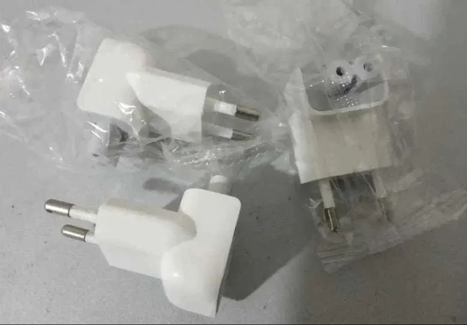 евро-вилка переходник на зарядку для макбука - компьютера