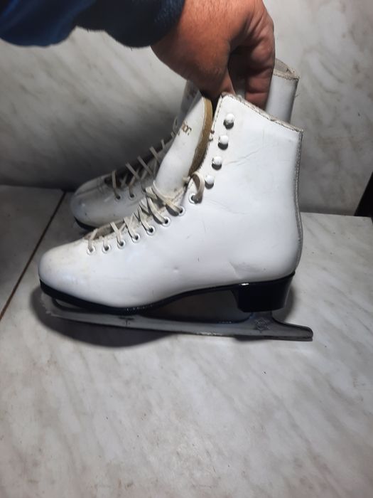 Patine gheata 211 patinaj artistic Dominior piele marime 37 ( 24 cm)