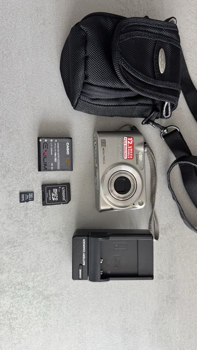 Vand aparat foto digital Casio , imprima data pe poza .