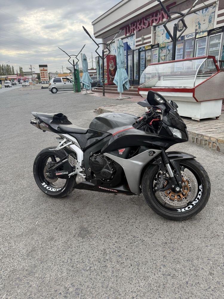Honda cbr600rr sotiladi