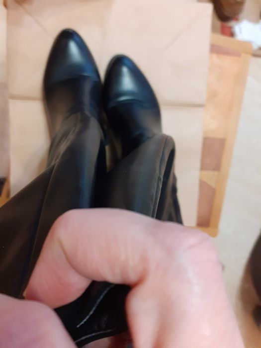 Продавам удобни и елегантни черни кожени ботуши на ток, с цип