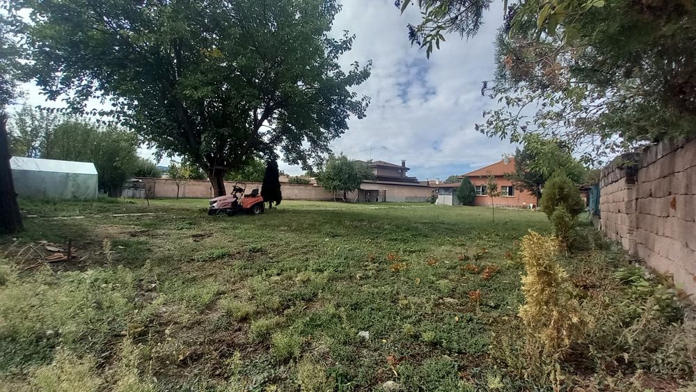 Къща с голям двор