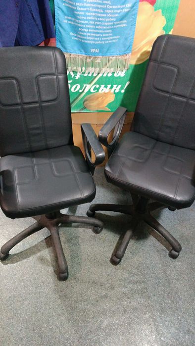 Кресло 2 шт кож.зам в хорошем состоянии .Срочно