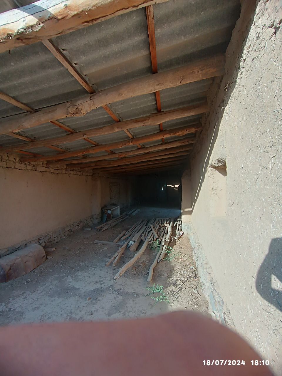 Uchastka sotiladi 6 sotix molxona yemxona somonxona tomchasi bor