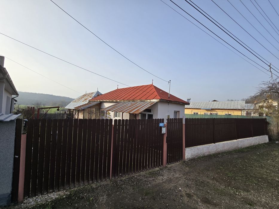 Vânzare casă si anexe + teren 3.200 mp  – Hulubești