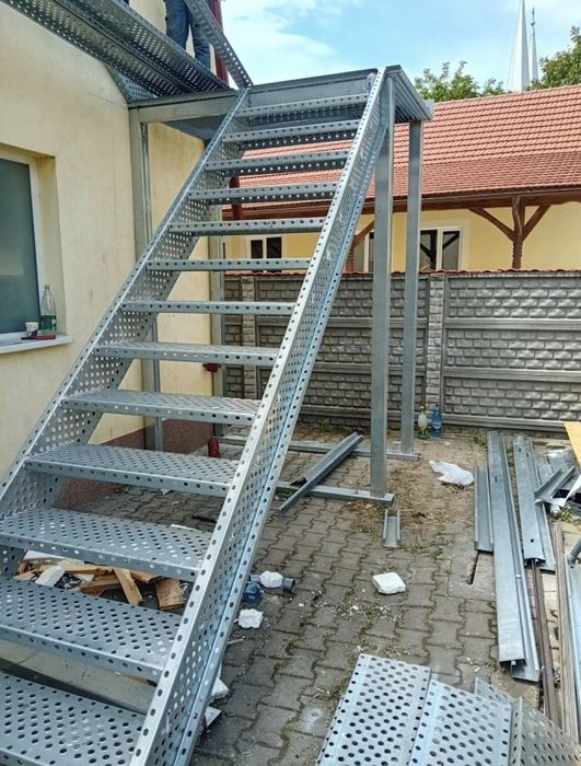 Vând scarii metalice zincate exterioare și pentru incendii , platforme