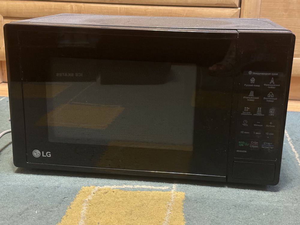 Микроволновая печь LG MS-2042DB черный
