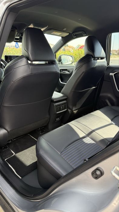 Vand Toyota RAV 4 Exclusive  bi-tone  2024