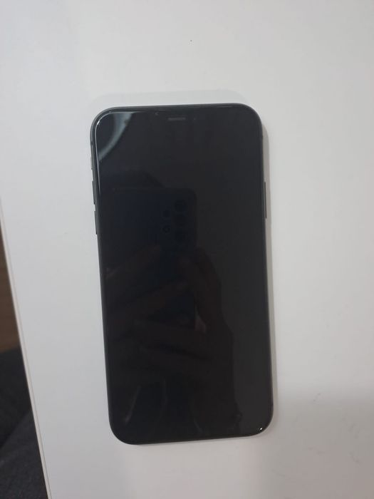 Iphone 11 Negru ; 128 GB + 3 huse in stare foarte bună