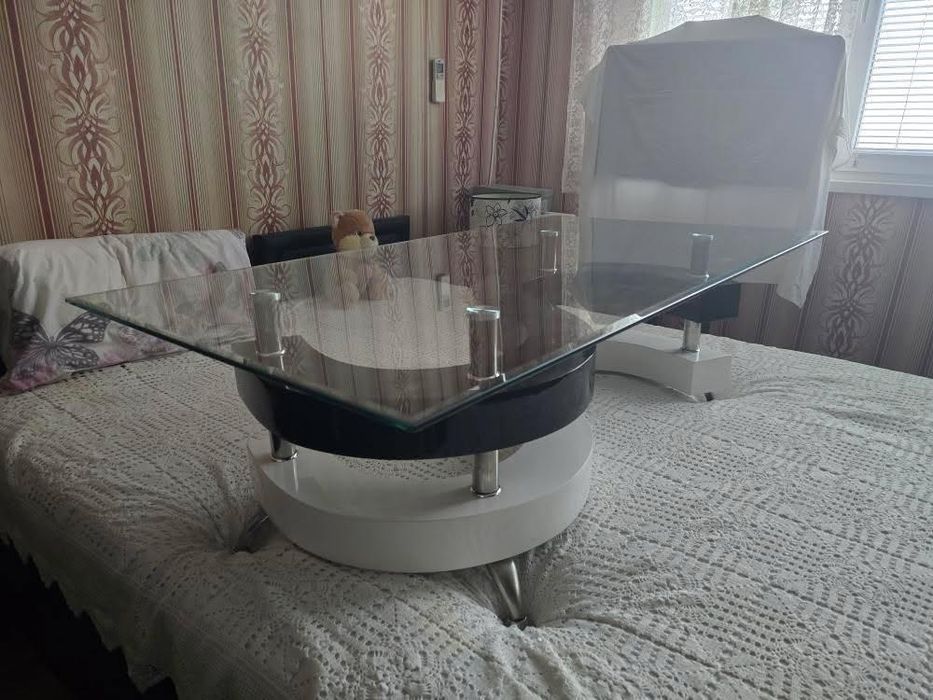 Стъклена холна маса