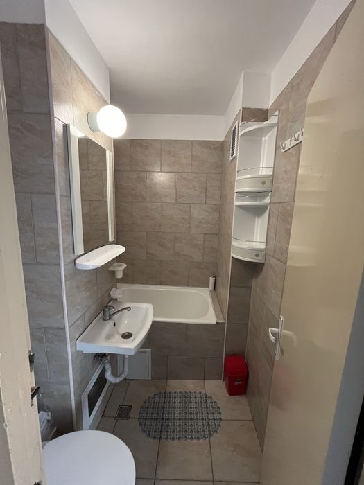 Persoana fizica dau in chirie ap cu 2 camere + living