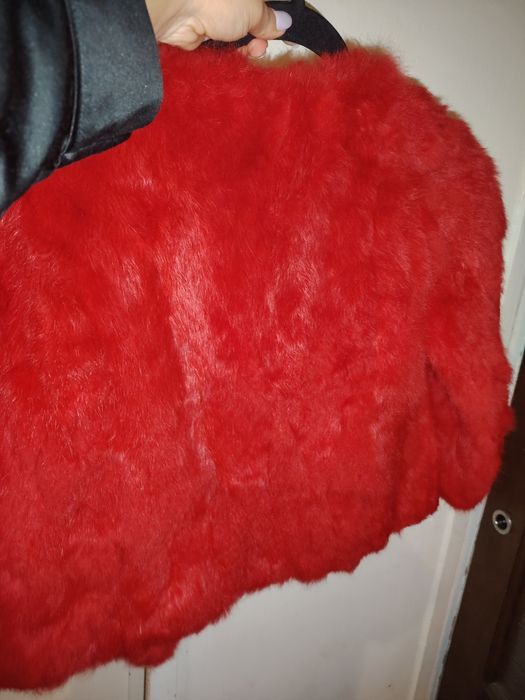 Blanita eleganta moale si pufoasa de culoare rosie