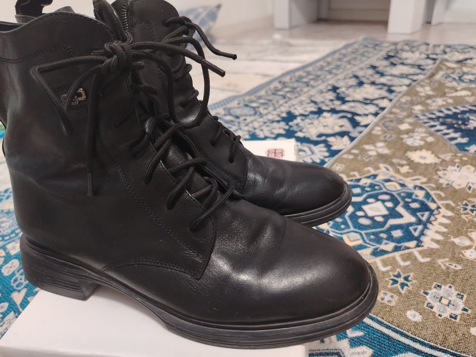 Продаётся обувь Осенний ботинка