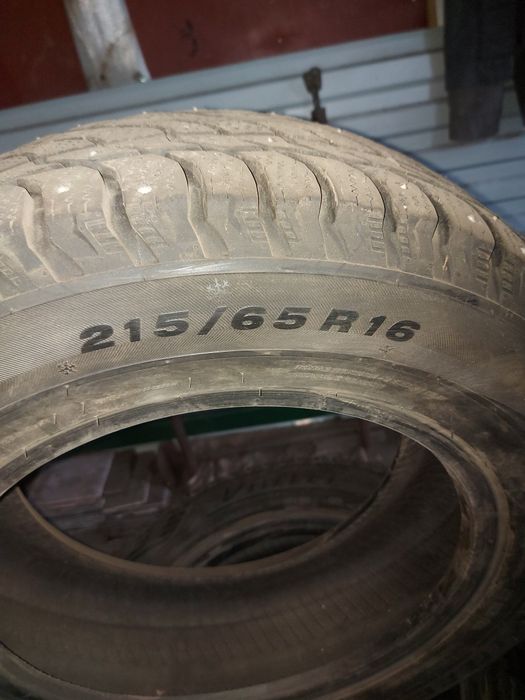 Резина зимняя 215 65 r16