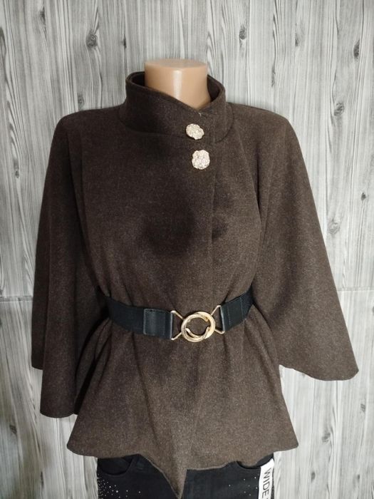 Дамско пончо със златни копчета