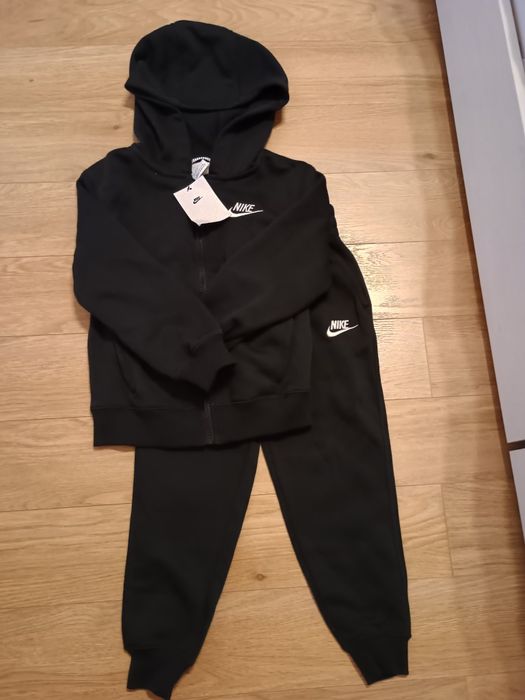Vând trening Nike fleece 122-128 NOU